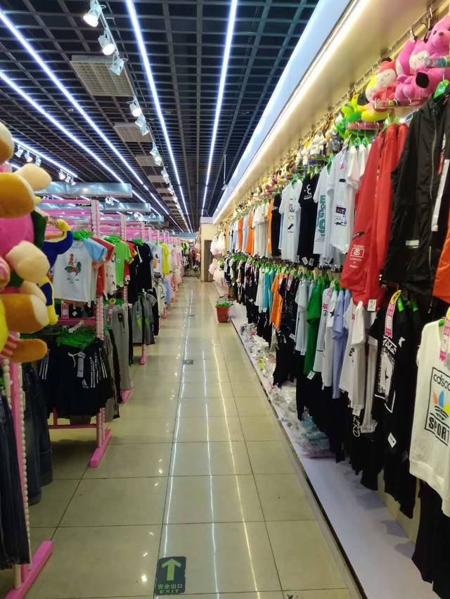 八钢首家服装批发城父亲节男士专属福利 进店有礼，时尚与实惠兼得